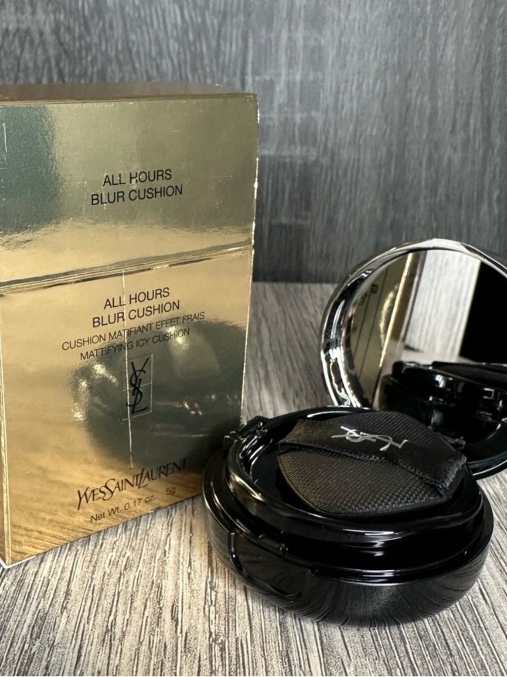 Yves Saint Laurent Radiant Gold Cushion All Hours Blur Small Compact - Picture 2 of 6